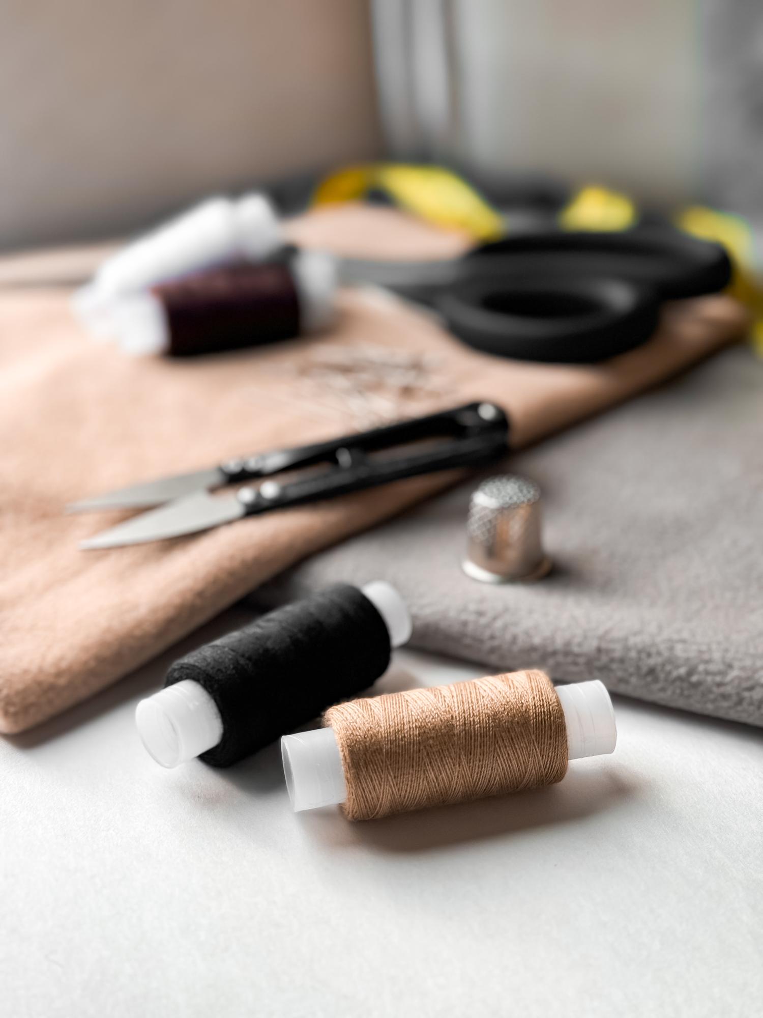 Dettaglio atelier, tessuti e attrezzi da ricamo